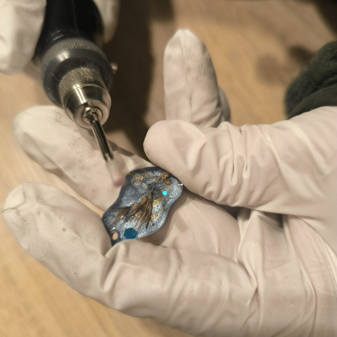 Blauschimmernder Ohrring - jedes Stück ein Unikat