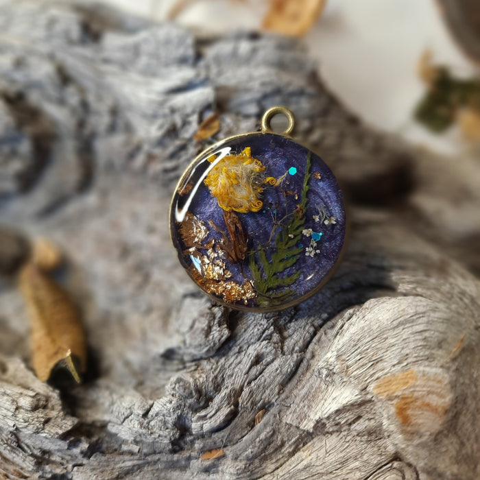 Florale Kette mit Blumenanhänger – Violett, Gold & Naturdetails | 20 mm