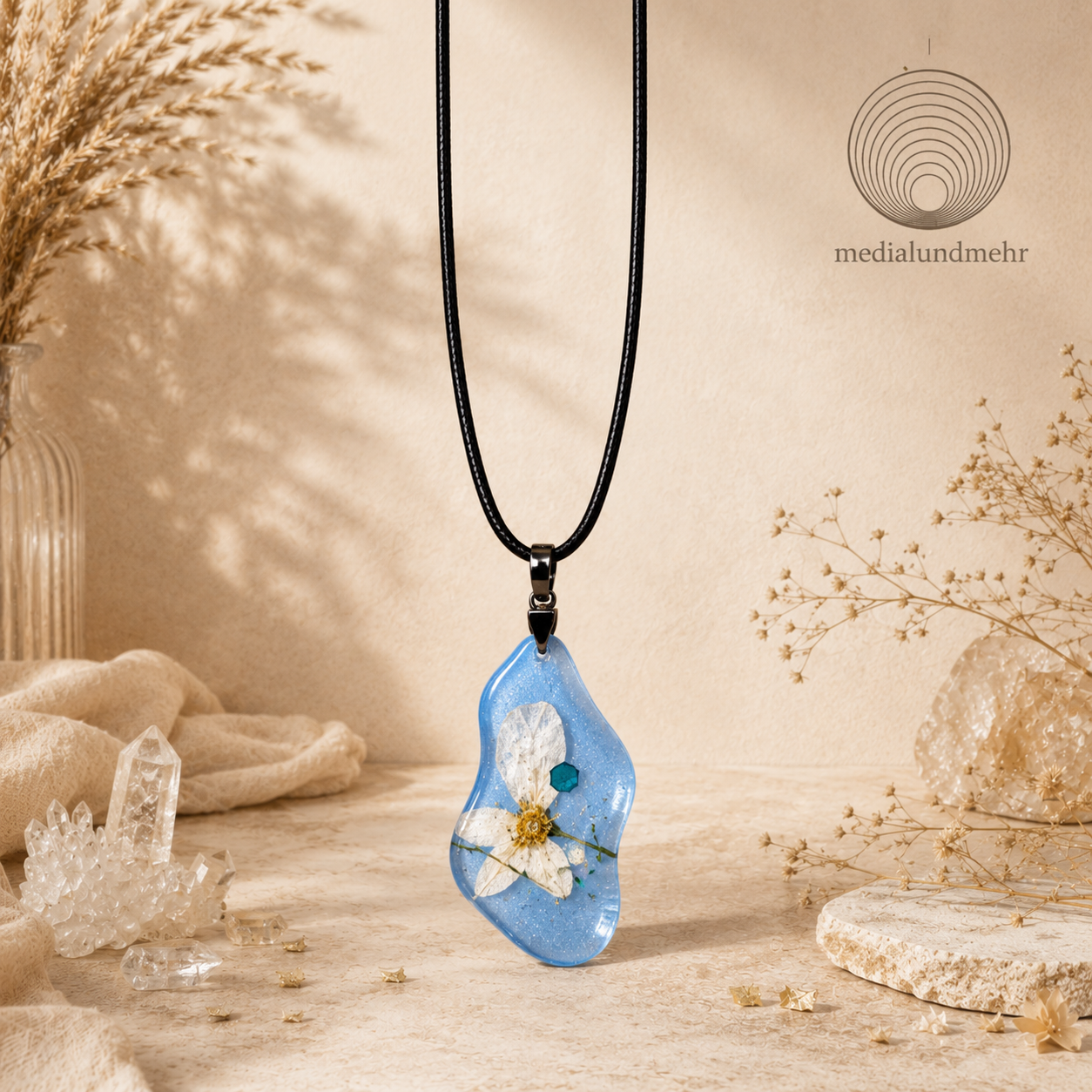 Handgefertigter Harz Anhänger mit echter Blume – Blauer Blumen Anhänger mit schwarzer Kette | Spiritueller Naturschmuck