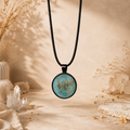 Türkiser Wald - Natur Cabochon Anhänger mit echter Blüte | Handgemachter Resin Schmuck inkl. Kette