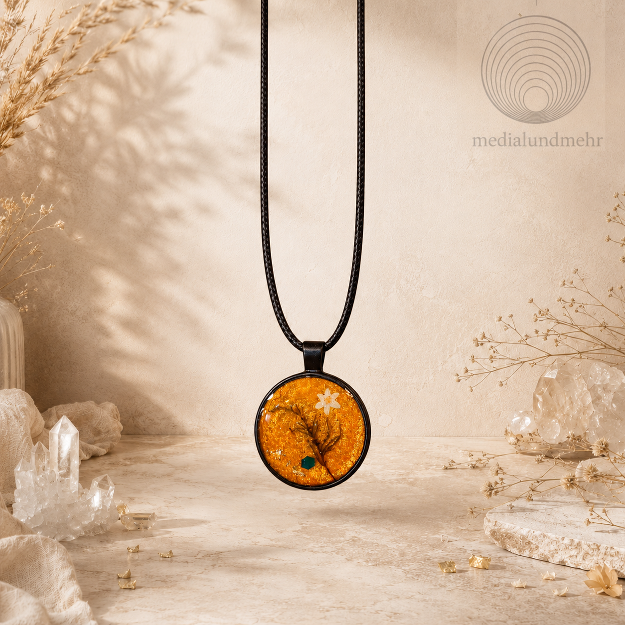 Orange Blüte -Natur Cabochon Anhänger mit echter Blüte | Handgemachter Resin Schmuck inkl. Kette