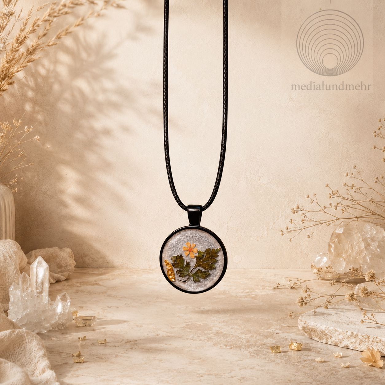 Seelenblatt – Natur Cabochon Anhänger mit echter Blüte | Handgemachter Resin Schmuck inkl. Kette