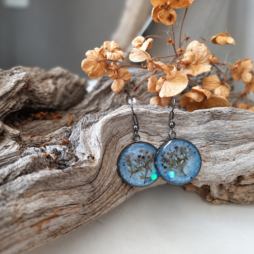 Blaue Blumen-Ohrringe mit Blütenanhänger – Florale Hängeohrringe versilbert