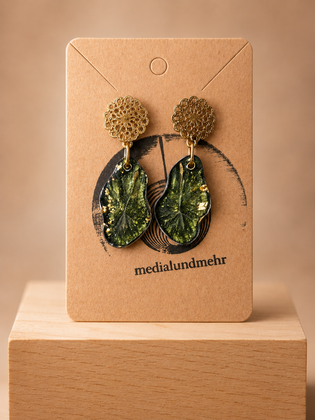 Handgemachte Resin Ohrringe Grün Gold – Boho Schmuck mit Blattdesign | medialundmehr