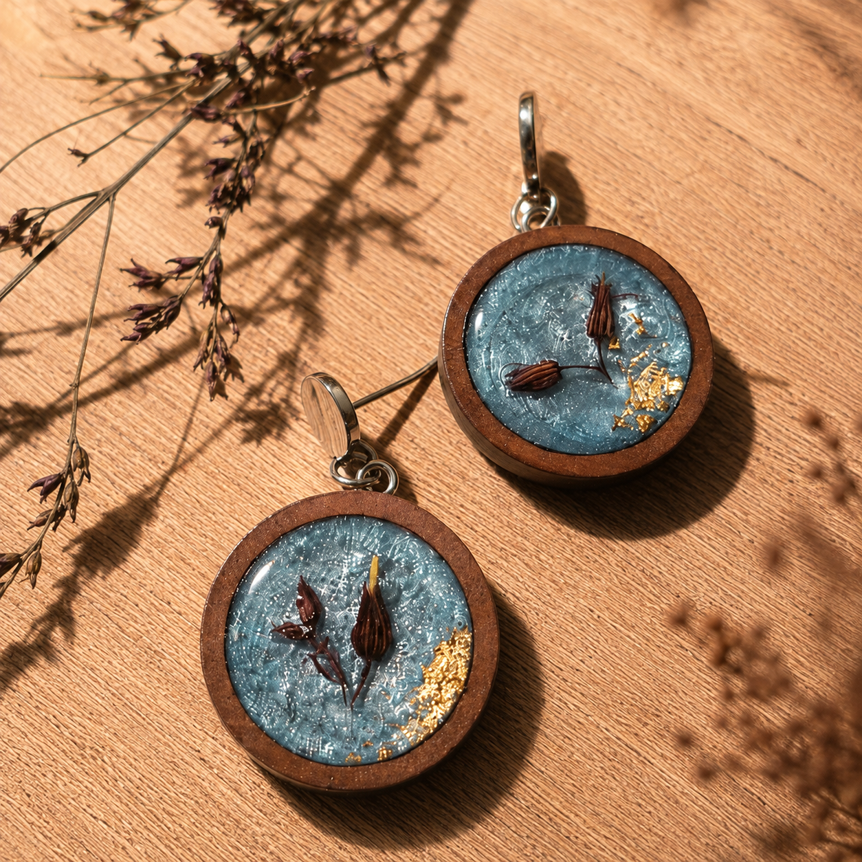 Resin Ohrringe mit echten Storchenschnabelblüten – Blau & Gold