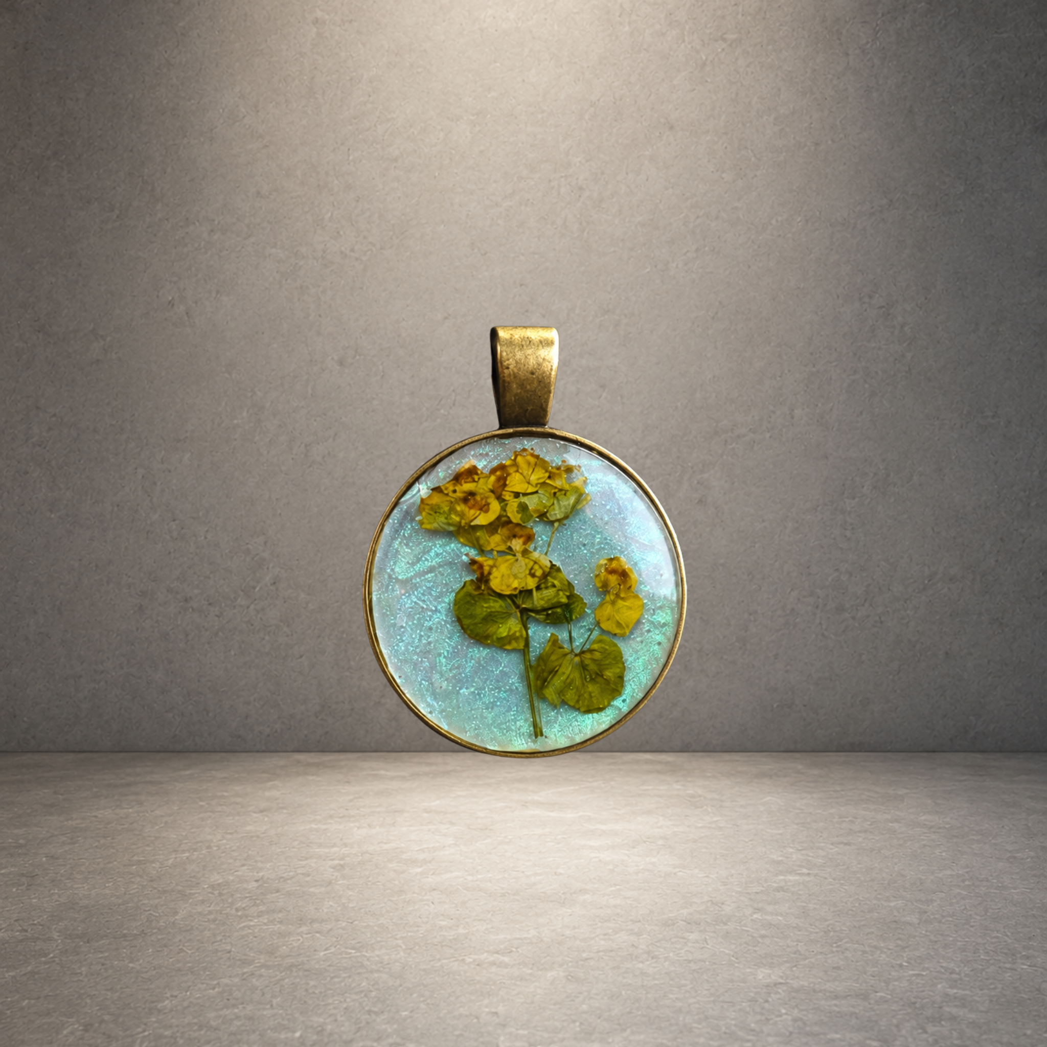 Handgefertigte Blütenkette „Waldlicht“ – Echte gepresste Blüten in Resin | Anhänger mit schwarzem Lederband