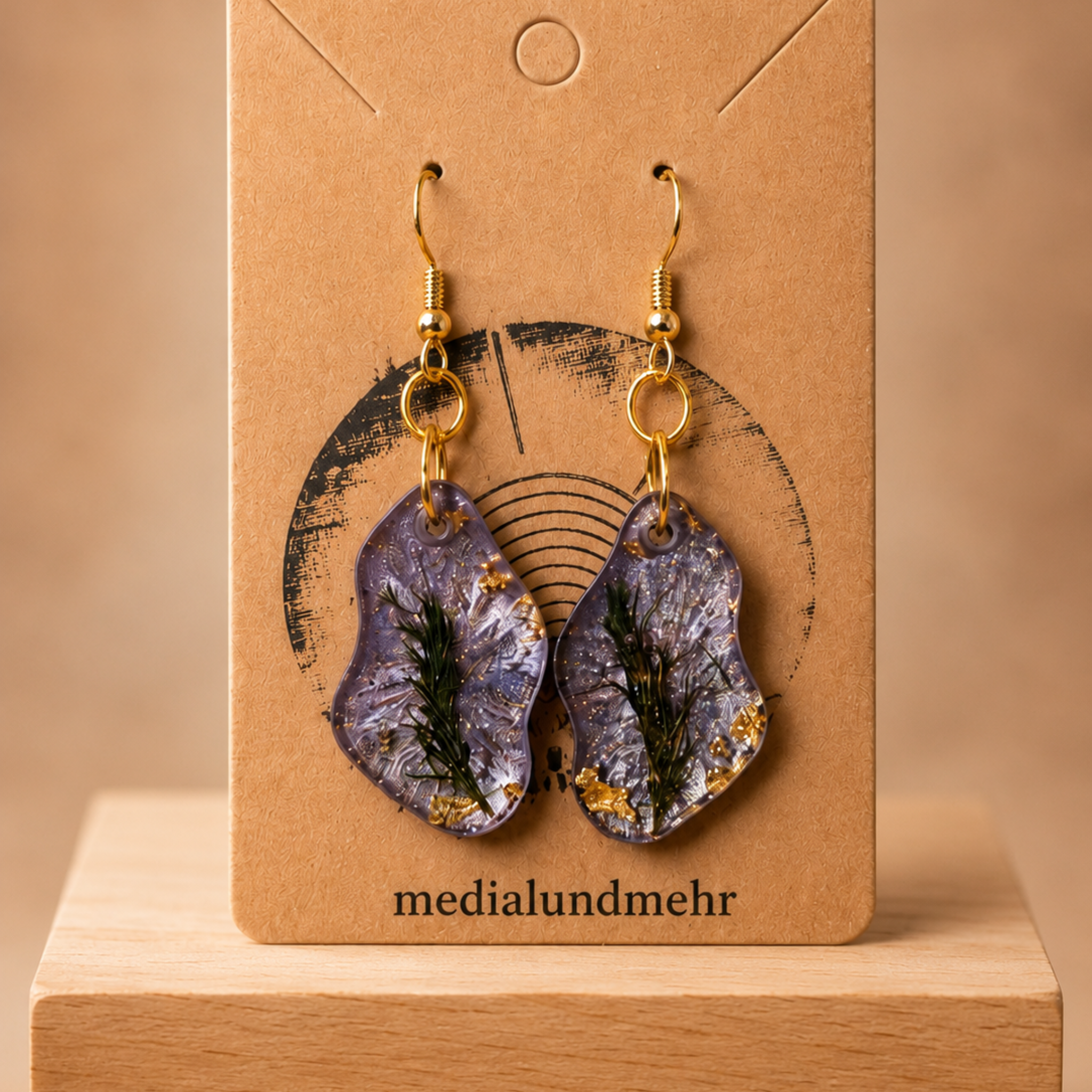 Handgemachte Boho Ohrringe in Lila und Gold mit Resin Blattdesign. Leichte Statement Ohrringe im spirituellen Naturstil – medialundmehr.
