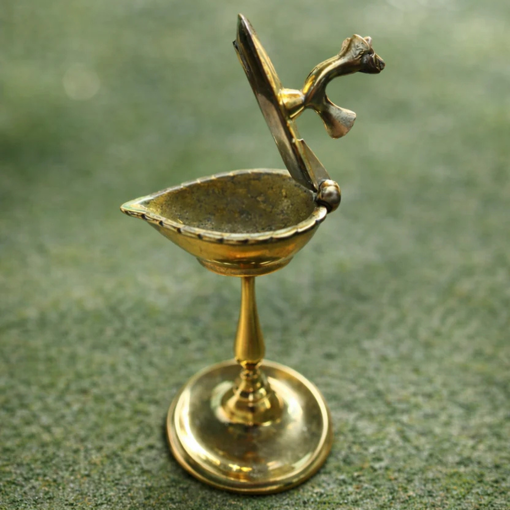 Traditionell gefertigte indische Diya-Öllampe aus Messing mit Pfau-Design