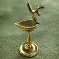 Traditionell gefertigte indische Diya-Öllampe aus Messing mit Pfau-Design