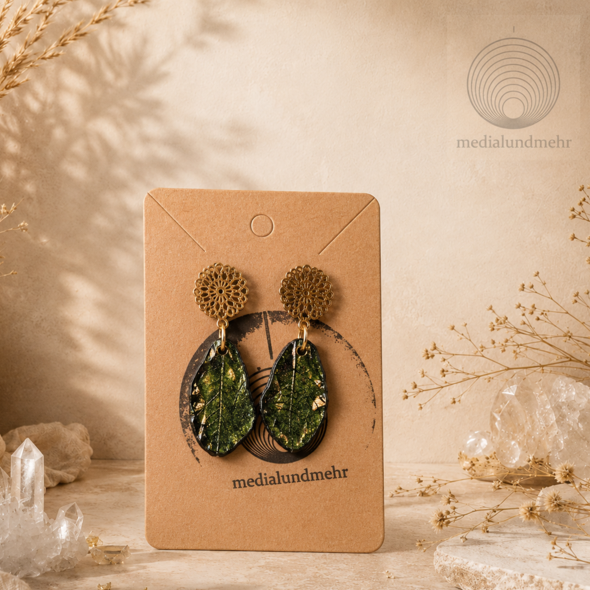Handgemachte Resin Ohrringe Grün Gold – Boho Schmuck mit Blattdesign | medialundmehr