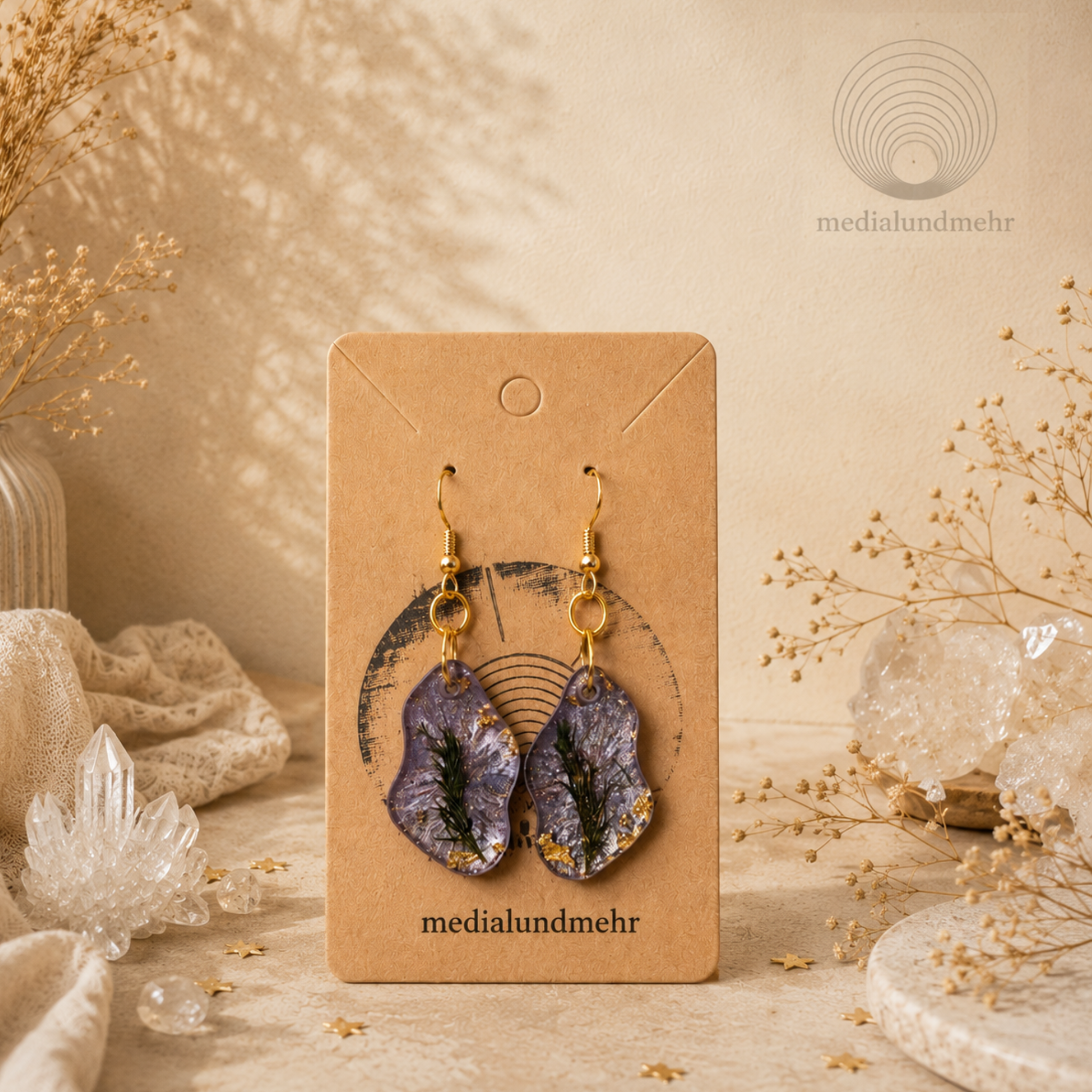 Handgemachte Boho Ohrringe in Lila und Gold mit Resin Blattdesign. Leichte Statement Ohrringe im spirituellen Naturstil – medialundmehr.