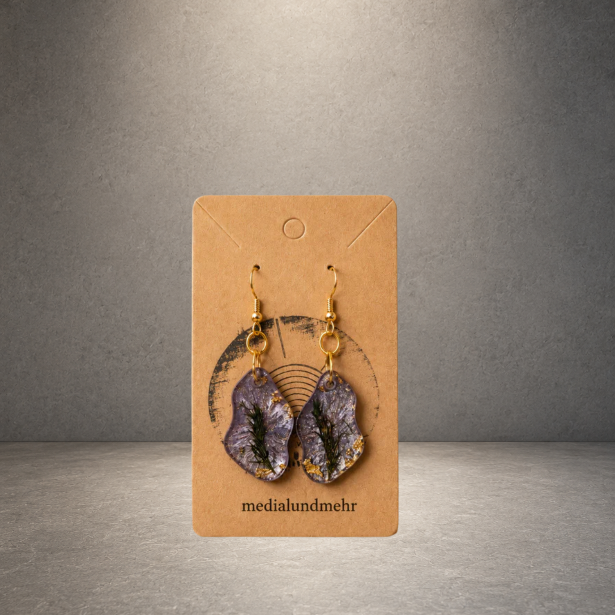 Handgemachte Boho Ohrringe in Lila und Gold mit Resin Blattdesign. Leichte Statement Ohrringe im spirituellen Naturstil – medialundmehr.