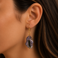Handgemachte Boho Ohrringe in Lila und Gold mit Resin Blattdesign. Leichte Statement Ohrringe im spirituellen Naturstil – medialundmehr.