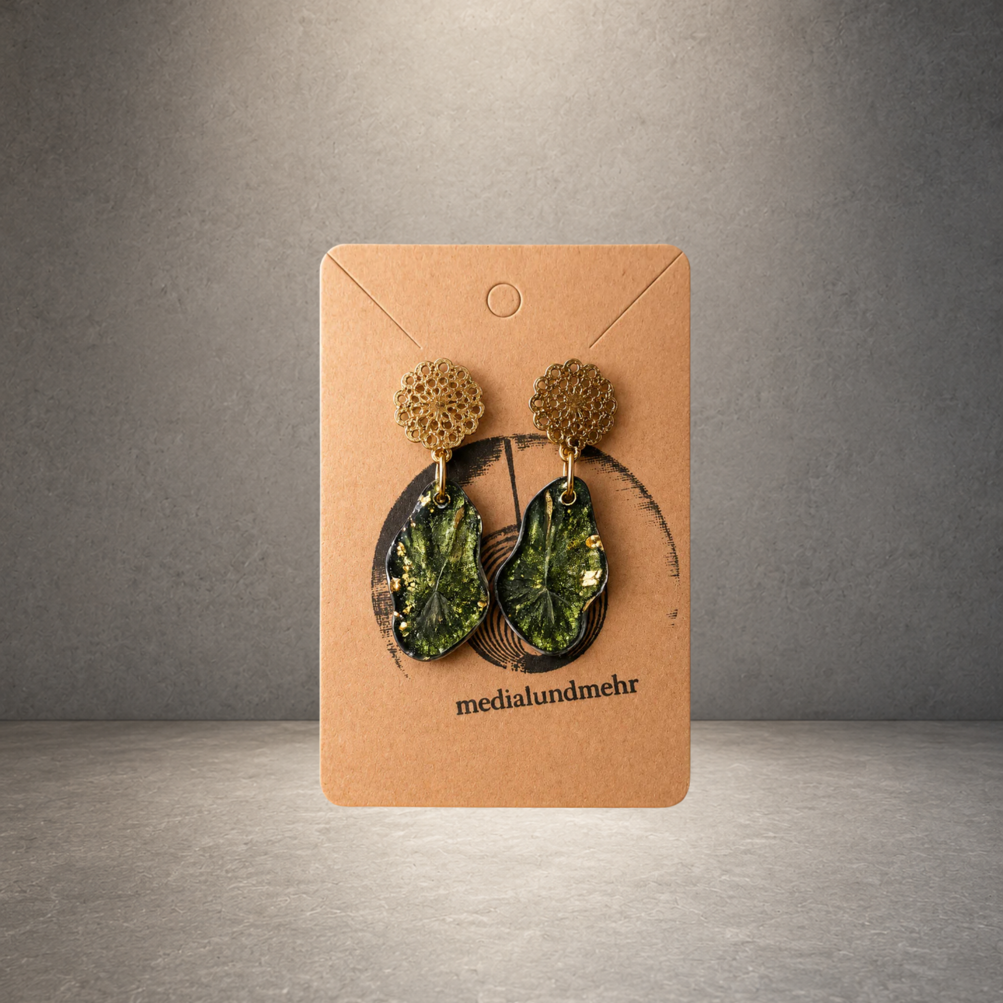 Handgemachte Resin Ohrringe Grün Gold – Boho Schmuck mit Blattdesign | medialundmehr