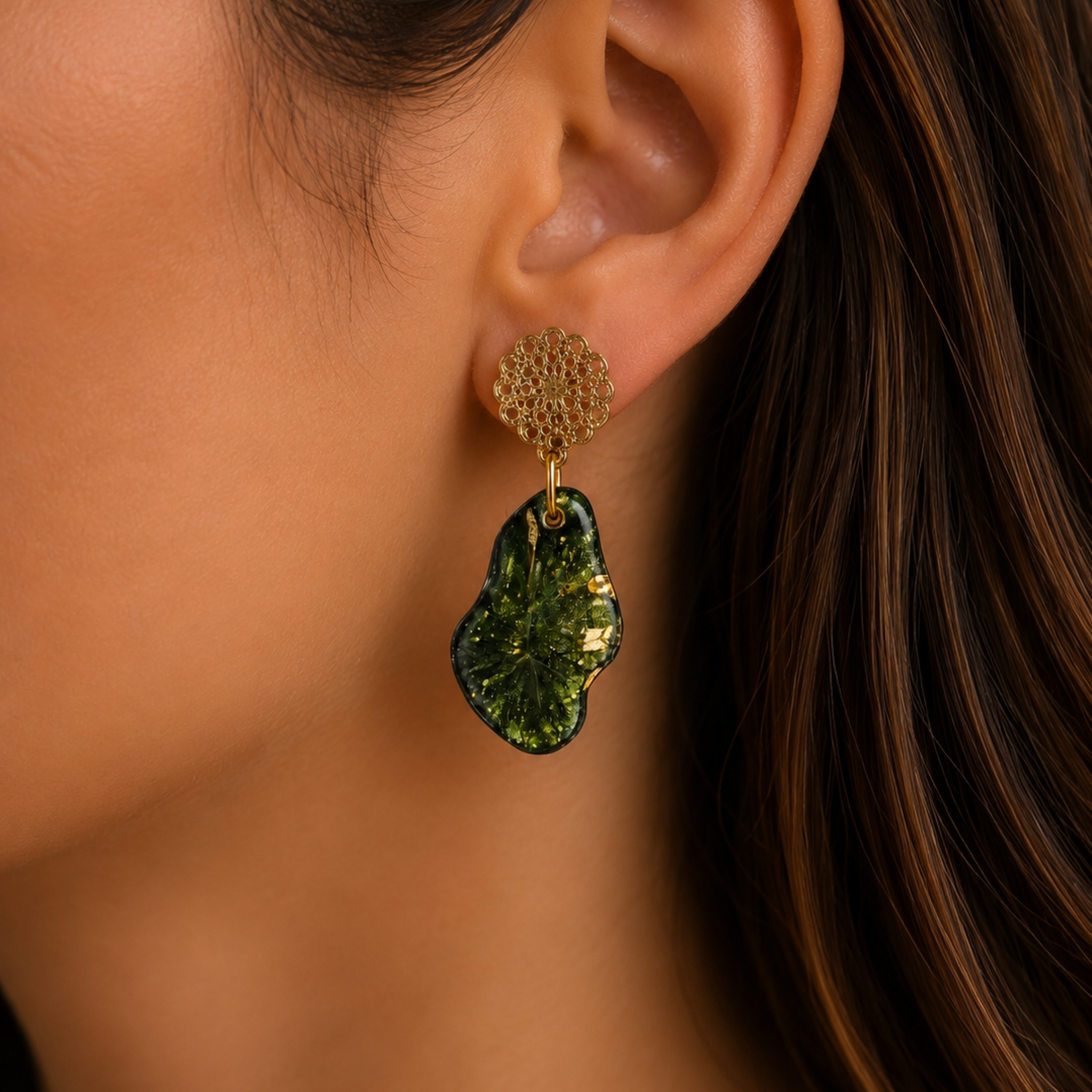 Handgemachte Resin Ohrringe Grün Gold – Boho Schmuck mit Blattdesign | medialundmehr