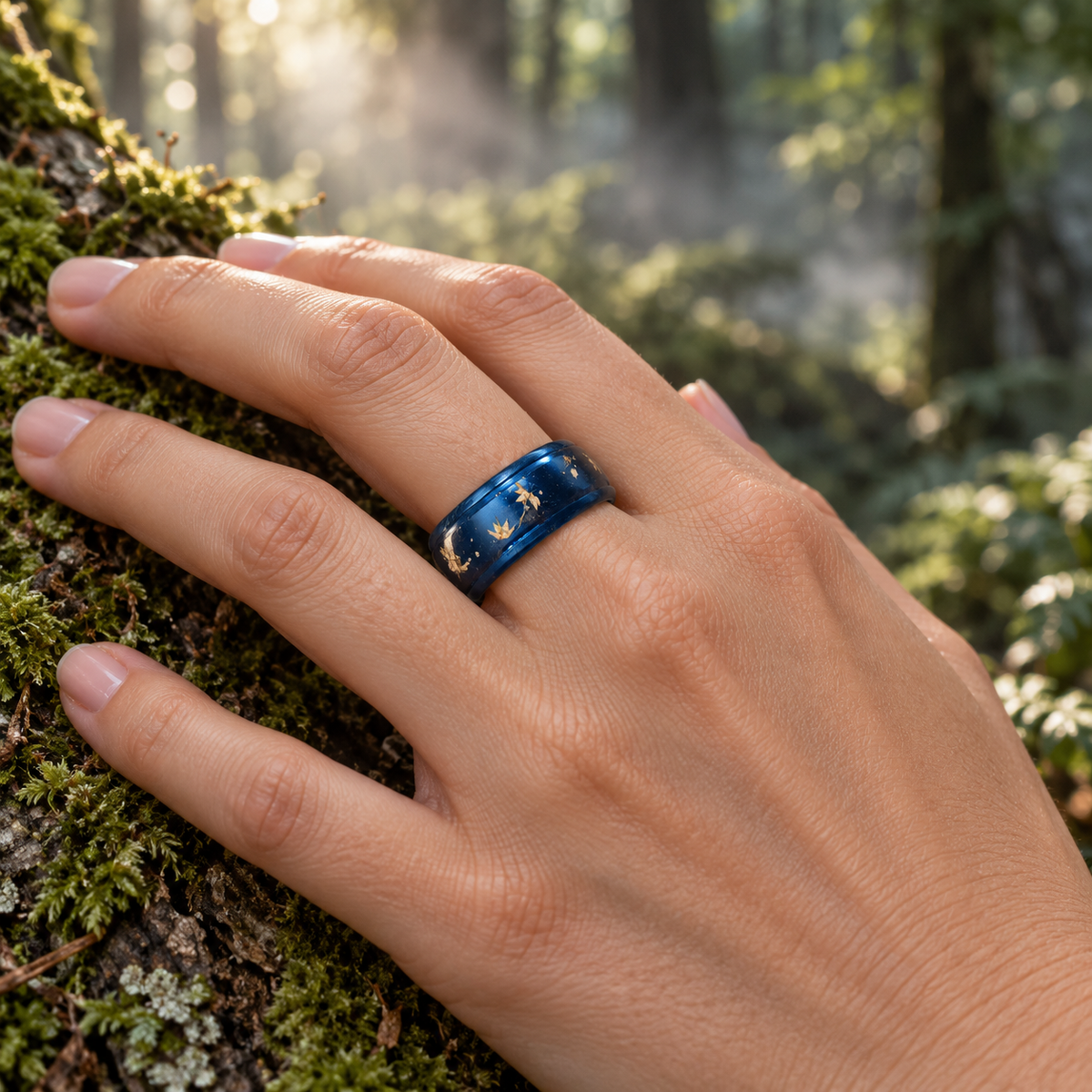 KI-generiertes Tragebeispiel des blauen Blütenrings an einer Hand im Wald; Größenwirkung illustrativ