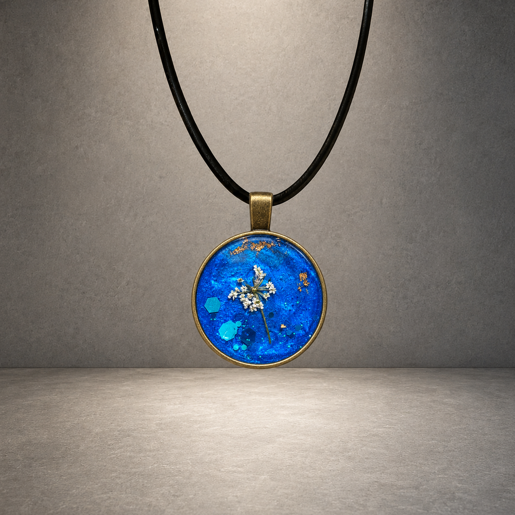 Blauer Blumen Anhänger mit echten Blüten – Halskette mit Trockenblume & Goldakzenten | handmade