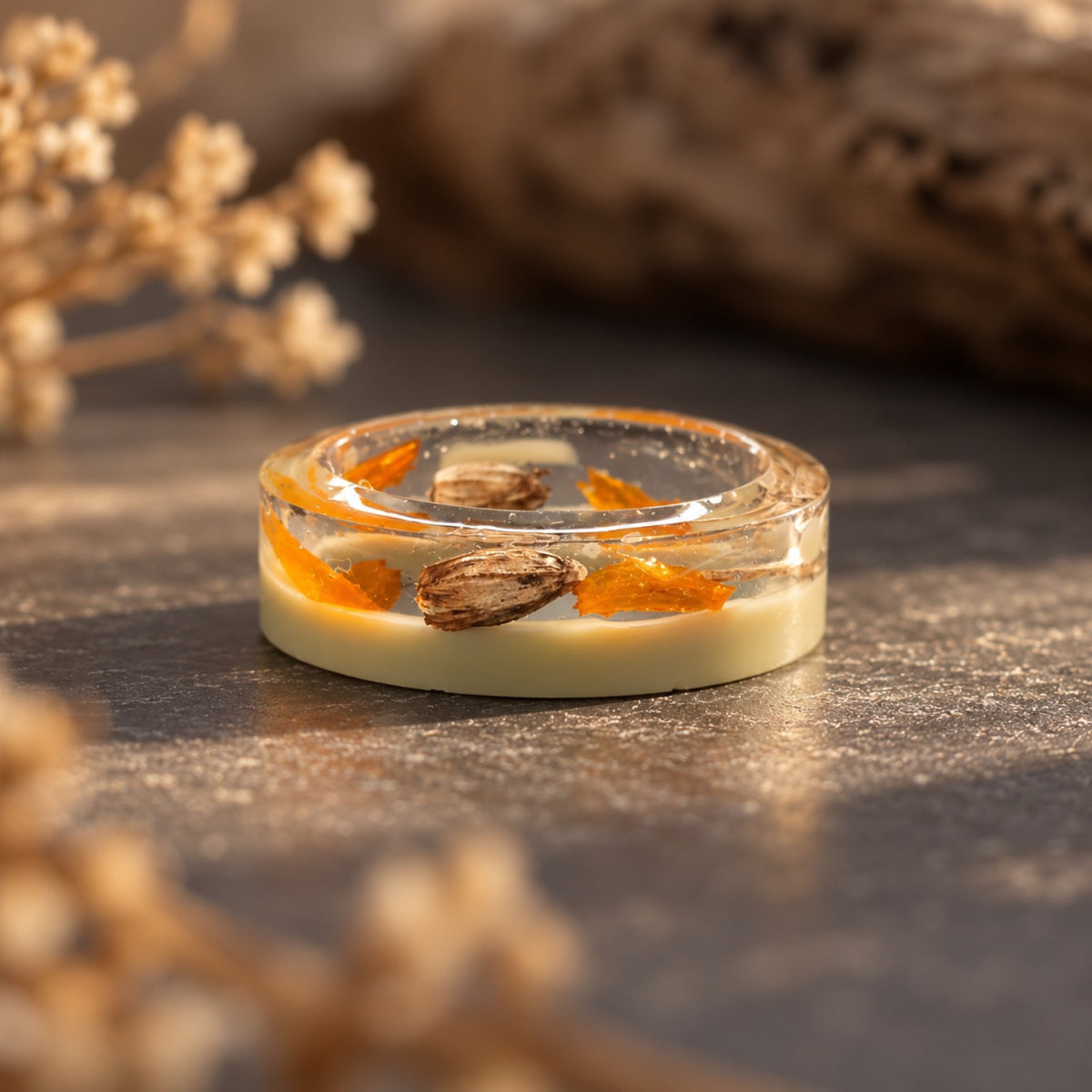 Eleganter Elfenring mit Ringelblumenblüten, transparenter Optik und cremefarbenem Rand