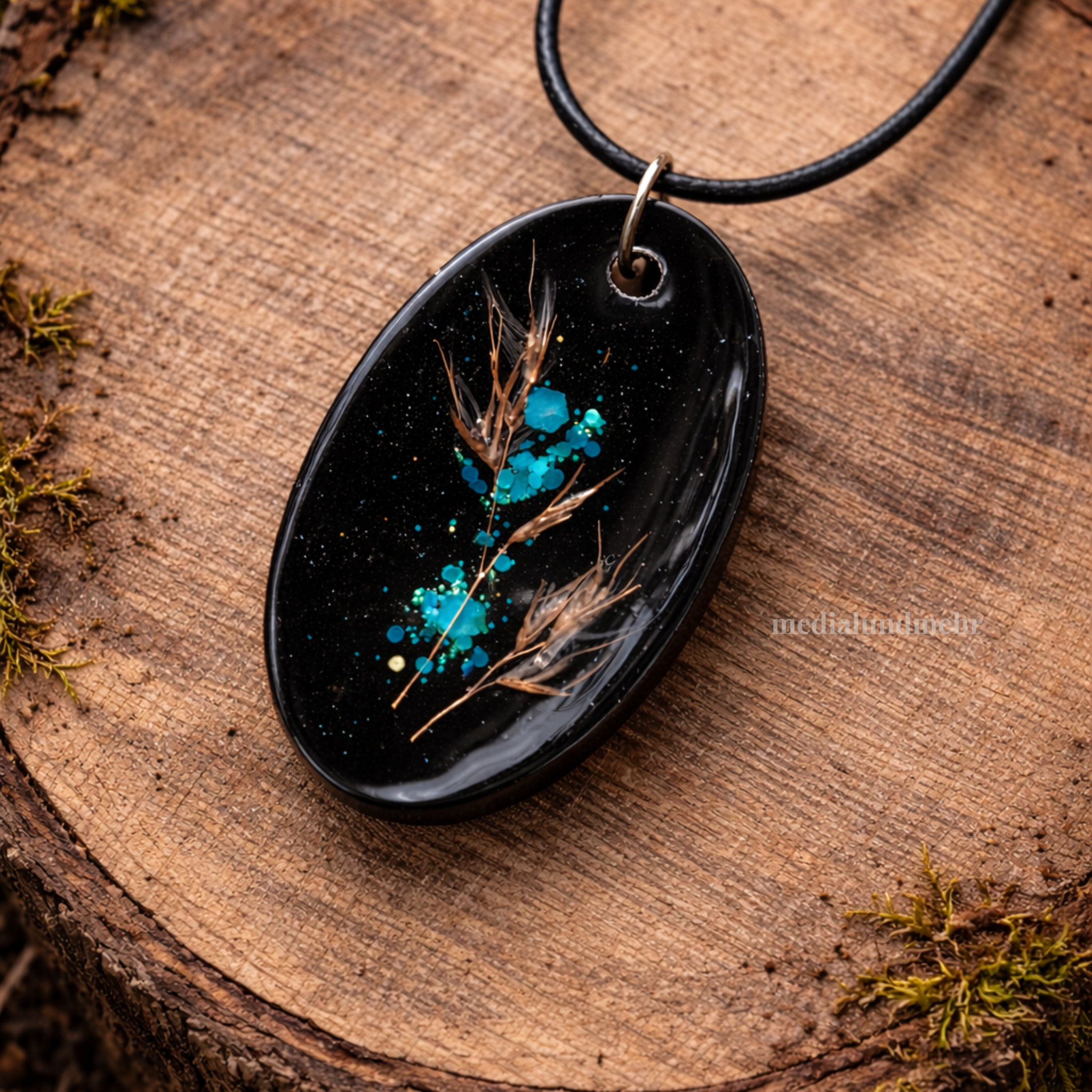 Waldgeist Anhänger – Handgemachter Resin Schmuck mit Naturgräsern & Türkispartikeln (5 x 3 cm)