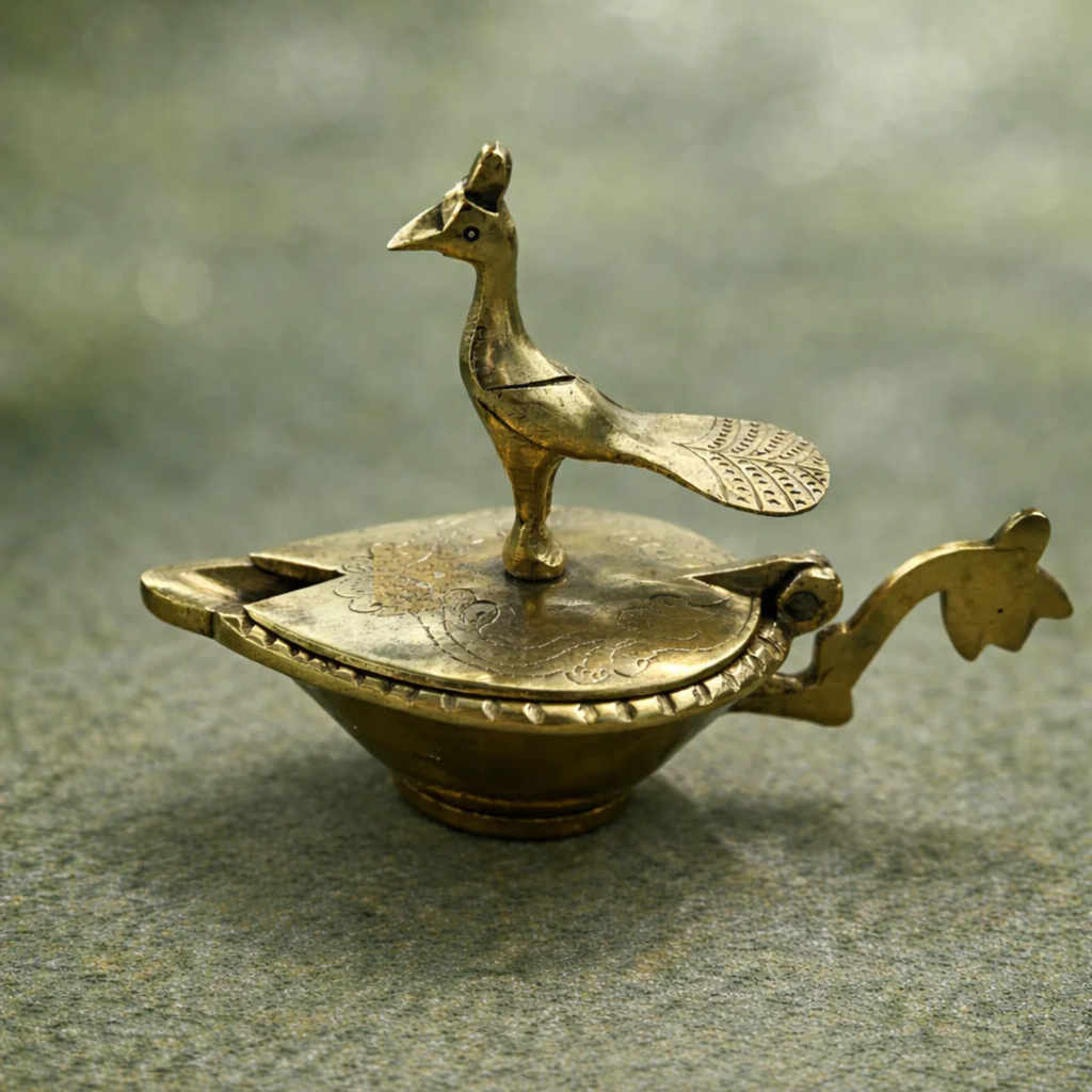 Kleine Traditionelle indische Diya Öllampe aus Messing – Pfau – handgefertigt – Puja & Aarti – spirituelle Deko