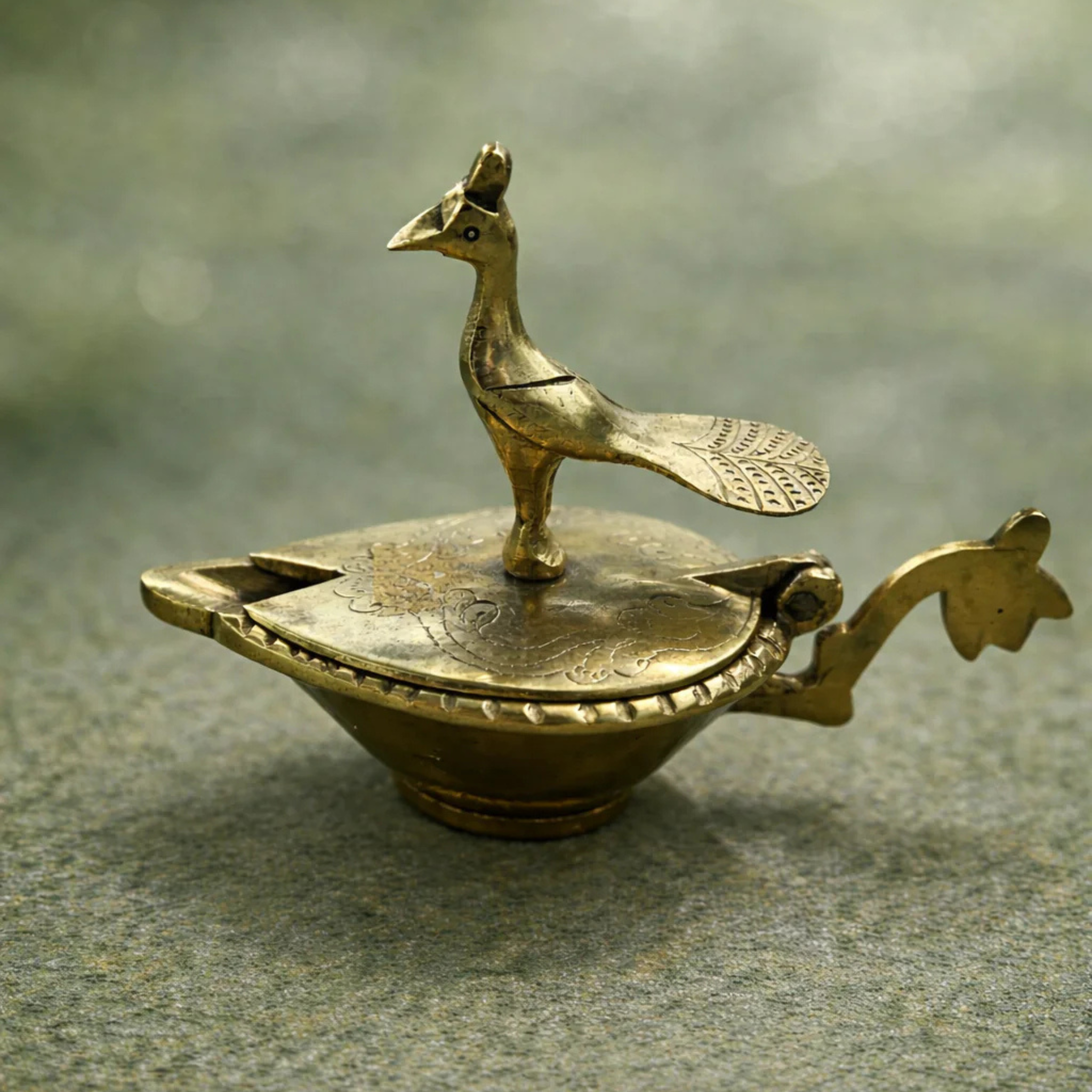 Kleine Traditionelle indische Diya Öllampe aus Messing – Pfau – handgefertigt – Puja & Aarti – spirituelle Deko