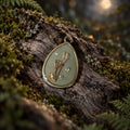 Graugrüner Resin-Blütenanhänger, 3 × 2 cm, auf Holz mit mystischem Waldhintergrund