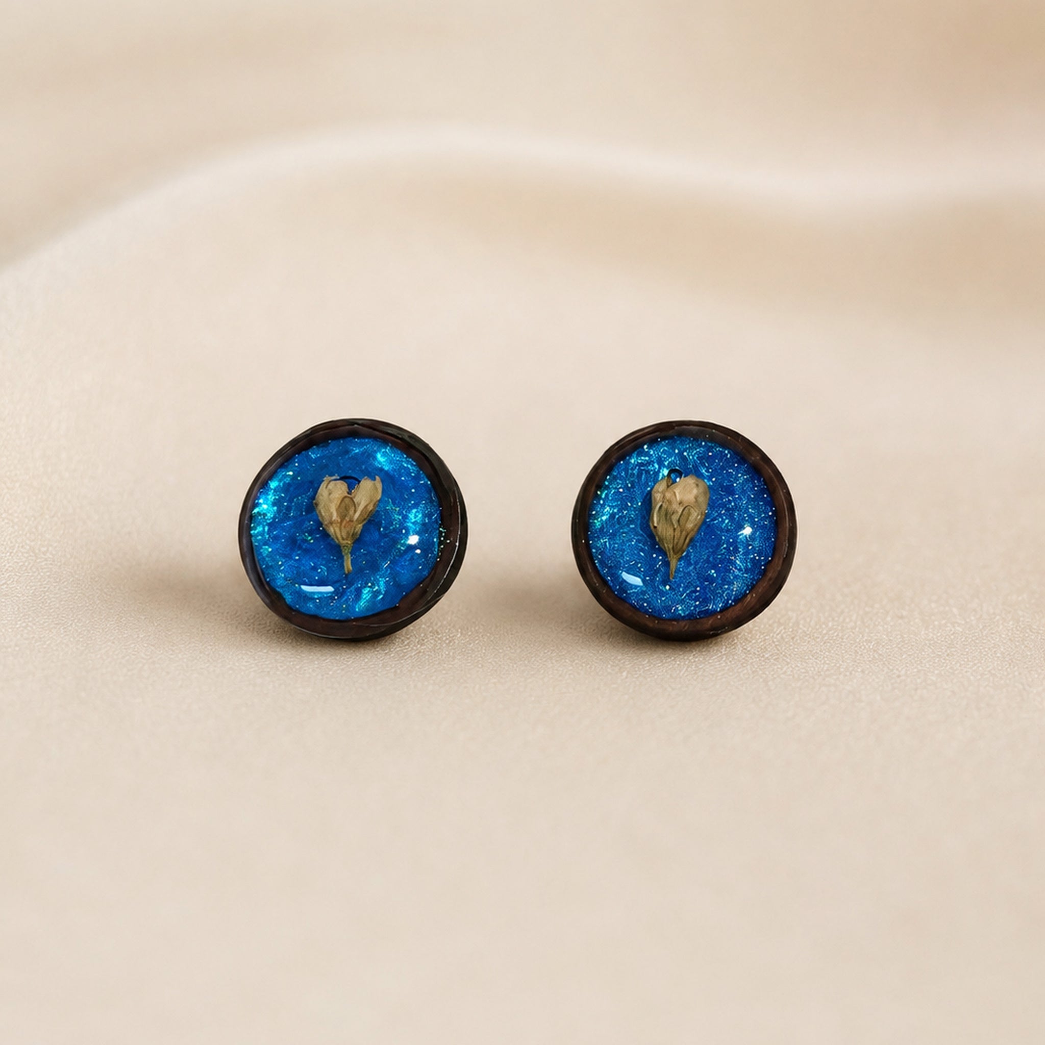 Ohrstecker aus Holz & Resin mit echten Zierkirschblüten – Blau – ca. 1 cm